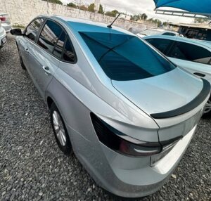 "Volkswagen Virtus prata em excelente estado, vista frontal lateral, estacionado em pátio sob céu azul, destacando o design moderno do sedã."