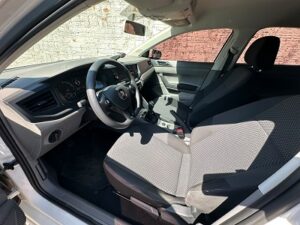 O Volkswagen Virtus MSI 1.6 Flex 2018/2019 é um sedã que combina conforto, desempenho e excelente espaço interno. Equipado com motor 1.6 Flex, oferece ótima dirigibilidade, economia e confiabilidade, sendo ideal para o uso diário e viagens.