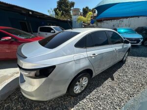 "Volkswagen Virtus prata em excelente estado, vista frontal lateral, estacionado em pátio sob céu azul, destacando o design moderno do sedã."