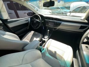 "Toyota Corolla vermelho com design sofisticado, fotografado em ângulo frontal lateral, destacando sua carroceria elegante, faróis modernos e excelente estado de conservação."