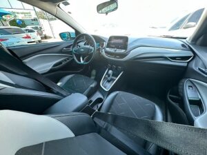 O Chevrolet Onix Premier 1.0 Turbo 2021 é um hatch premium que une tecnologia, desempenho e economia. Equipado com motor 1.0 Turbo Flex, oferece excelente desempenho aliado ao baixo consumo de combustível, proporcionando uma condução ágil e confortável.