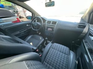 O Volkswagen Fox Track 1.0 Flex 2017 é um hatch versátil, econômico e confortável, ideal para quem busca um carro confiável para o dia a dia. Equipado com motor 1.0 Flex, oferece excelente consumo de combustível, manutenção acessível e ótima dirigibilidade.